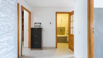 Appartement, 3 chambres | Salle de bain | Baignoire et douche séparées, baignoire relaxante profonde