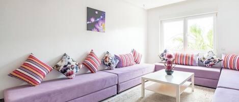 Apartemen, 3 kamar tidur | Area keluarga | Smart TV 39-inci dengan saluran TV satelit dan TV