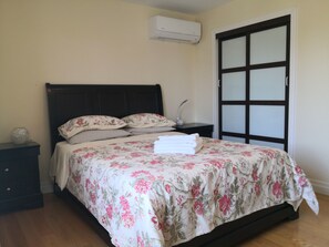 Basic Room, 1 Double Bed | 1 bedroom, iron/ironing board, free WiFi - Dairy Homestay (Toronto)