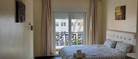 Appartement 32, 3 chambres | 3 bedrooms, down duvets, desk, blackout curtains