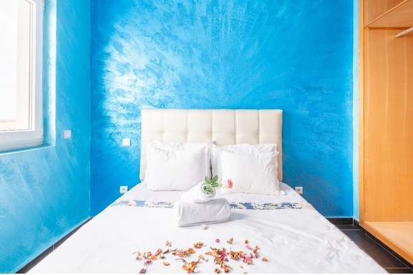 3 bedrooms, down comforters, desk, blackout drapes