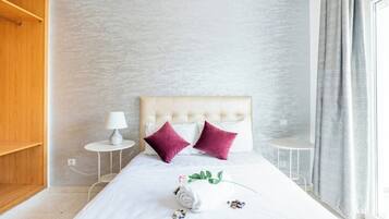 Apartament | 3 dormitoris, cobrellits, escriptori i cortines opaques