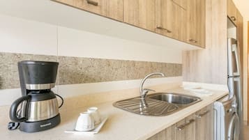 Apartamento Confort, 3 habitaciones | Cocina privada | Frigorífico, microondas (previa solicitud), horno y placa de cocina
