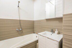 Baignoire et douche séparées, baignoire relaxante profonde, peignoirs