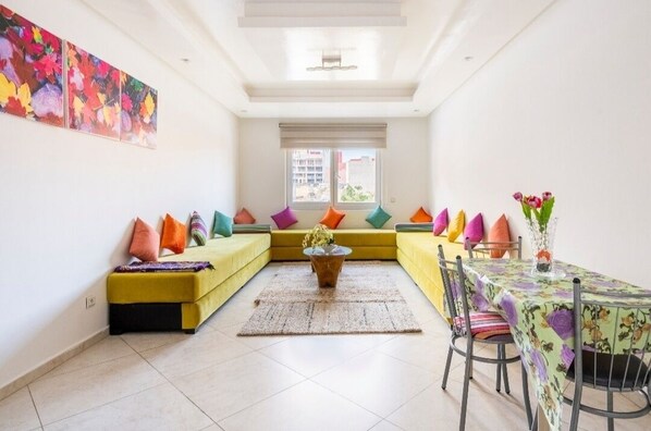 Comfort-huoneisto, 3 makuuhuonetta | Oleskelualue | 39–tuumainen äly-TV, jossa satelliittikanavat