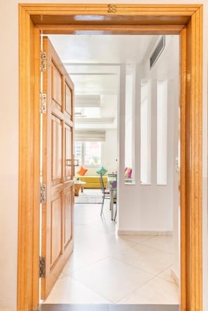 Appartement Confort, 3 chambres | Coin séjour | TV connectée de 39 pouces avec chaînes par satellite, télévision