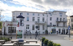 Unclassified image, 4 of 20, button