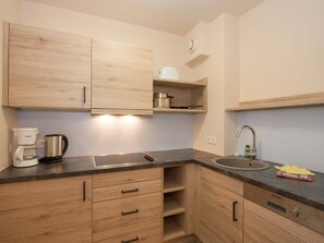 Kjøleskap, ovn, kokeplater og oppvaskmaskin