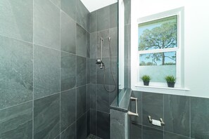Badekar, hårtørrer, håndklæder