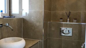 Shower, free toiletries, hair dryer, towels - 5 Rokeby House (London)
