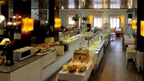 Un buffet proposant une variété de plats et un long comptoir pour servir les clients.