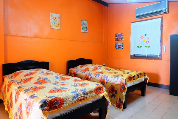 Standard Room with Shared Bathroom | Una scrivania, Wi-Fi gratuito