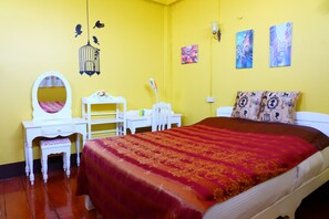 Standard Room with Shared Bathroom | Una scrivania, Wi-Fi gratuito