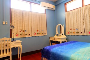 Standard Room with Shared Bathroom | Desk, free WiFi