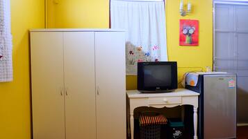 Standard Room with Shared Bathroom | Room amenity
