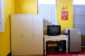 Standard Room with Shared Bathroom | Room amenity
