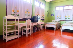 Standard Room with Shared Bathroom | Desk, free WiFi - Prompiman Homestay (Saraphi)