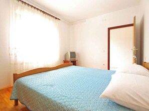 2 habitaciones, tabla de planchar con plancha, cuna de viaje y internet 