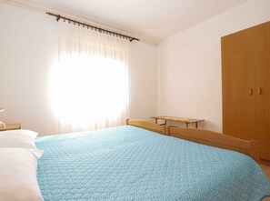 1 bedroom, iron/ironing board, travel cot, Internet