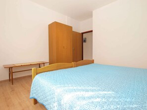 2 bedrooms, iron/ironing board, travel cot, Internet