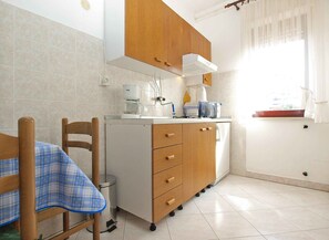 Refrigerador, microondas, parrilla de estufa y utensilios de cocina