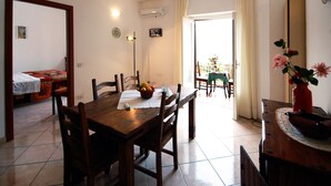 อพาร์ทเมนท์, 2 ห้องนอน, วิวภูเขา (A1) | บริเวณนั่งเล่น