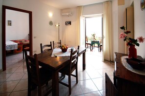 Apartment, 2 Bedrooms, Mountain View (A1) | Living area