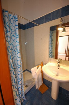Apartment, 1 Bedroom (A2) | Bathroom - Case Vacanze Angiola (Tramonti)