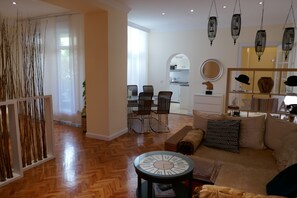 Télévision, livres, médiathèque, chaîne hi-fi