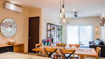 Departamento familiar, 2 habitaciones, para no fumadores, vista a la alberca | Cocina privada | Refrigerador, microondas, horno y parrilla de estufa