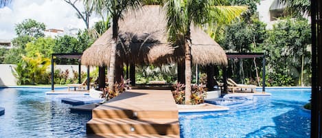 Piscina externa, espreguiçadeiras
