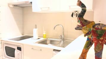 Apartamento Confort, 1 habitación | Cocina privada | Frigorífico, microondas, placa de cocina y máquina de café espresso