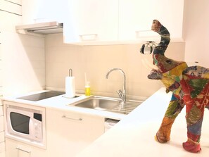 Comfort Apartment, 1 Bedroom | Private kitchen | Fridge, microwave, stovetop, espresso maker - SantoSweethome 2 (Lisbon)