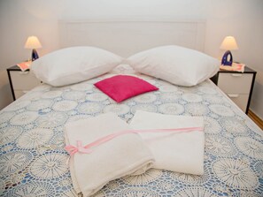 Premium bedding, desk, soundproofing, iron/ironing board - Guest house Jeljenic (Dubrovnik)