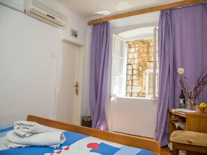 Premium bedding, desk, soundproofing, iron/ironing board - Guest house Jeljenic (Dubrovnik)