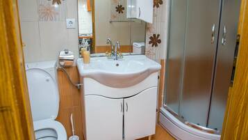 Apartment, 1 Schlafzimmer | Badezimmer | Dusche, kostenlose Toilettenartikel, Handtücher