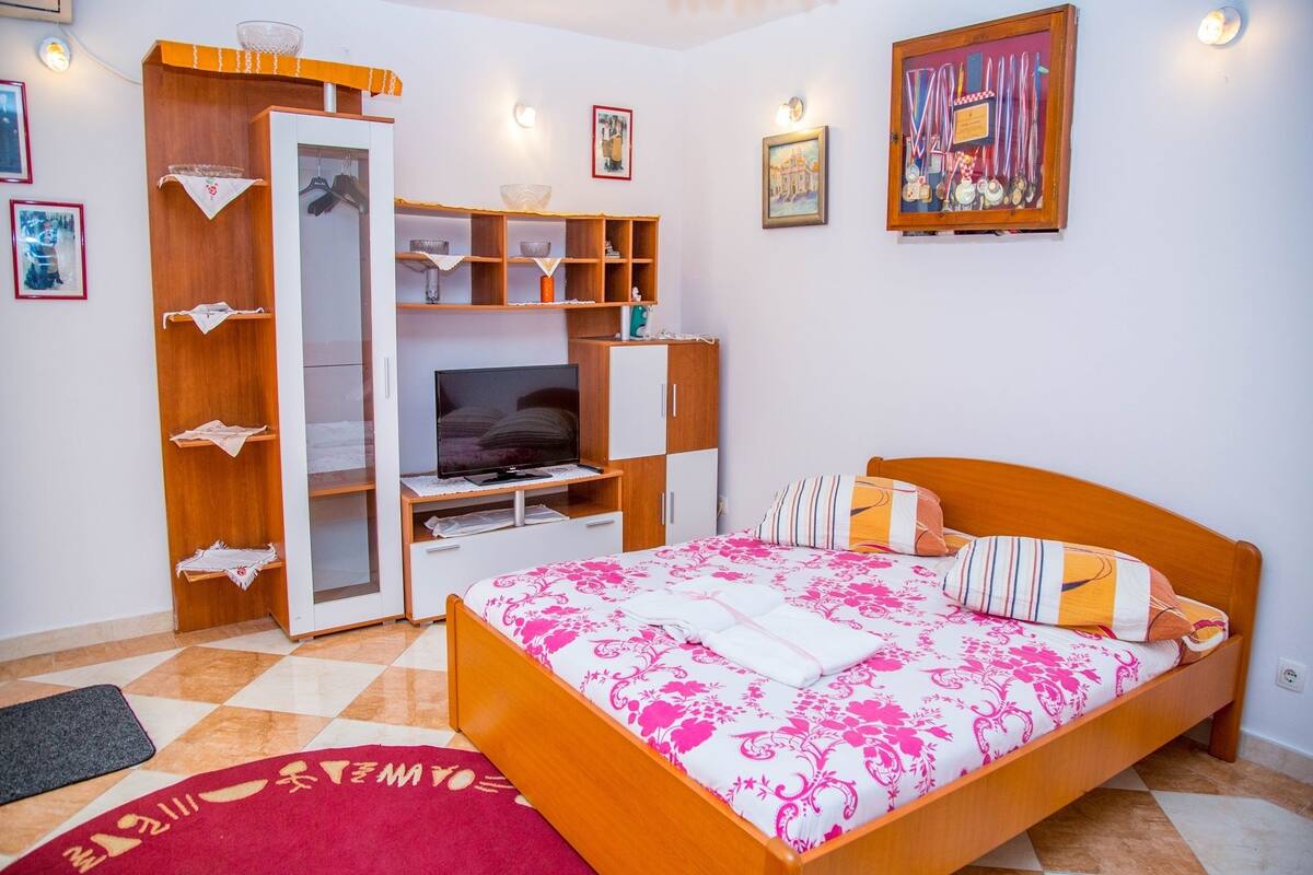 Apartamento, 1 quarto | Roupas de cama premium, escrivaninha, quartos à prova de som