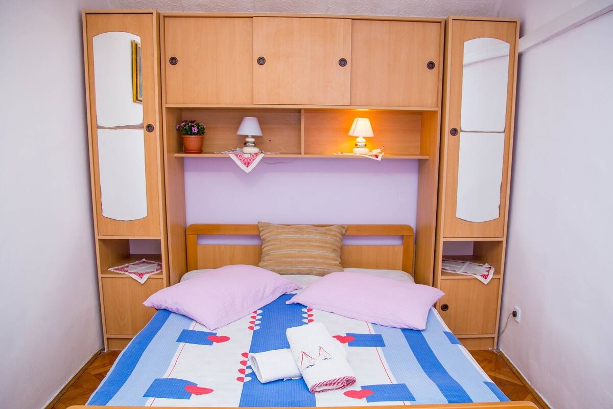 Quarto casal, banheiro compartilhado | Roupas de cama premium, escrivaninha, quartos à prova de som