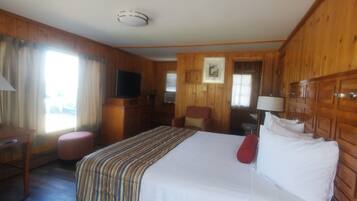 Signature Room, 1 King Bed, Refrigerator & Microwave, Lake View | Desk, blackout curtains, free WiFi, bed sheets