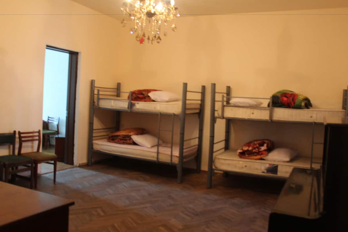Gemeinsamer Economy-Schlafsaal (Bed in 5-beds shared dormitory) | Hochwertige Bettwaren, Bügeleisen/Bügelbrett, kostenloses WLAN