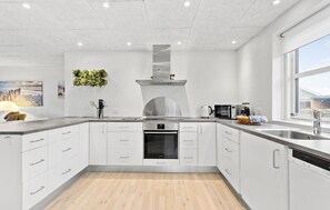 Frigorífico, microondas, placa de cocina y lavavajillas