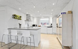 Køleskab, kogeplade, opvaskemaskine, kaffe-/temaskine