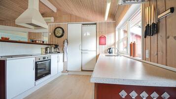 Køleskab, kogeplade, opvaskemaskine, kaffe-/temaskine