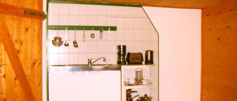 Kühlschrank, Wasserkocher mit Kaffee-/Teezubehör