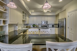 Condo Deluxe, 4 habitaciones, acceso a la alberca, vista parcial al océano | Cocina privada | Refrigerador, microondas, horno y parrilla de estufa 