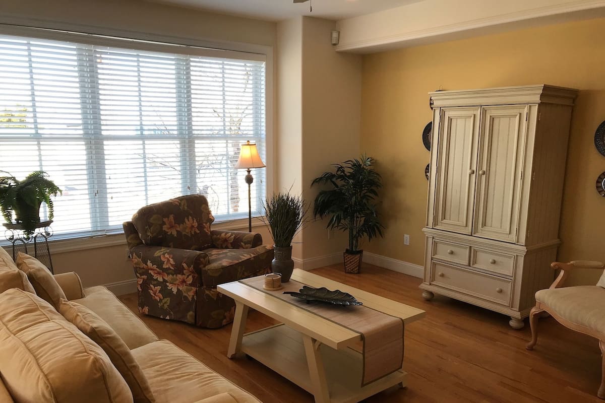 Deluxe Condo, 4 Bedrooms, Pool Access, City View | Living room | DVD player