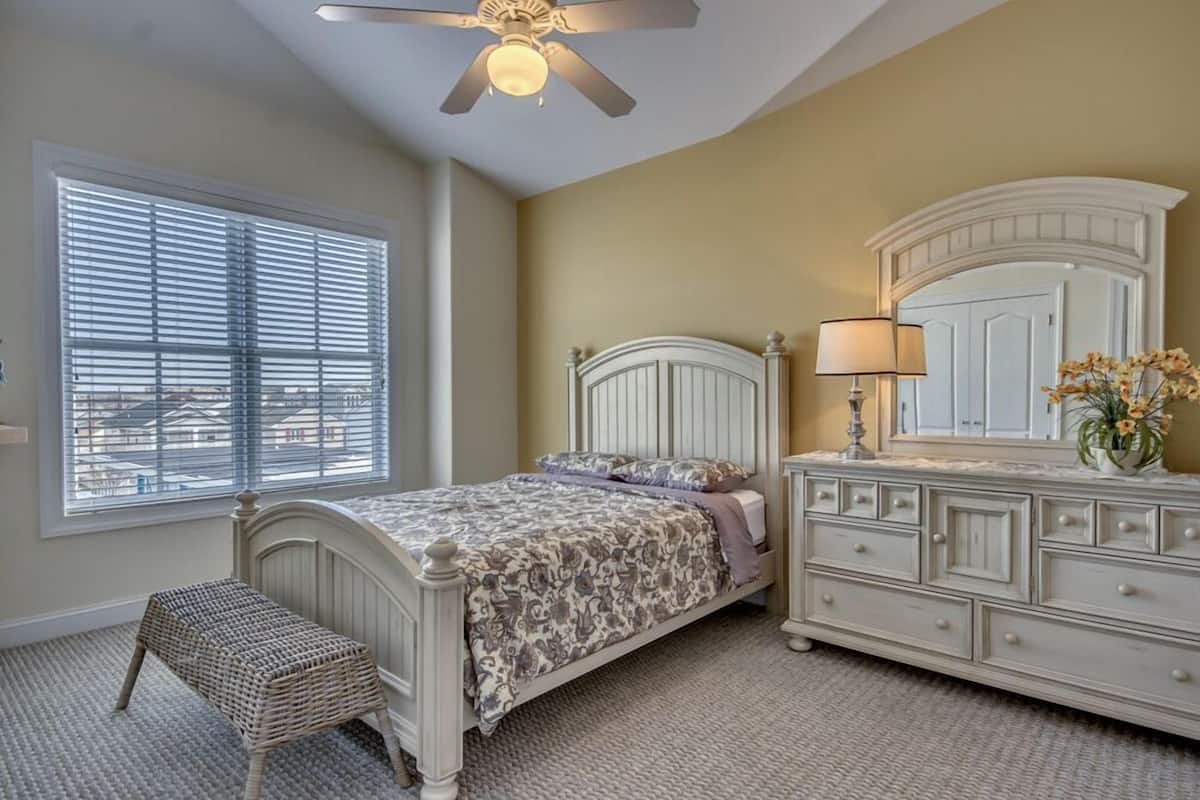 Deluxe Condo, 3 Bedrooms, Pool Access, City View | 4 bedrooms, iron/ironing board, individually decorated