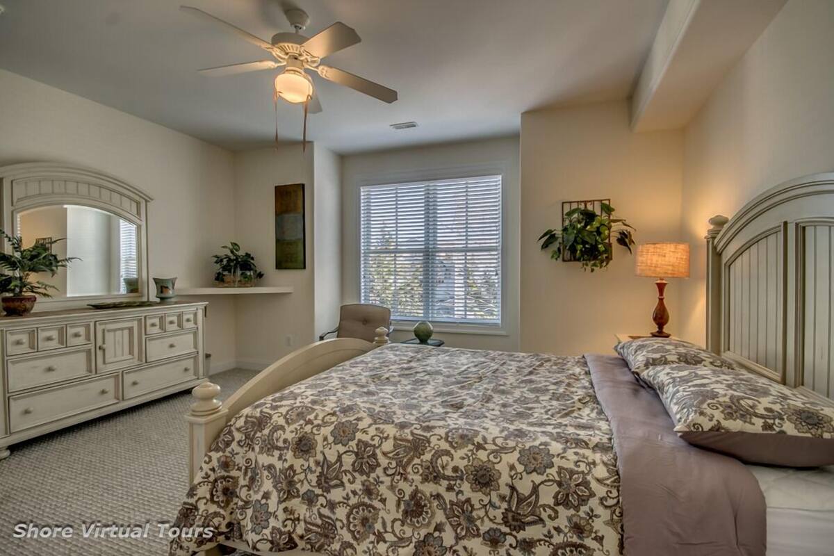 Deluxe Condo, 4 Bedrooms, Pool Access, Partial Ocean View | 4 bedrooms, iron/ironing board, individually decorated