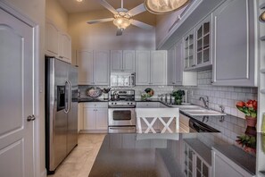 Deluxe Condo, 3 Bedrooms, Pool Access, City View | Private kitchen