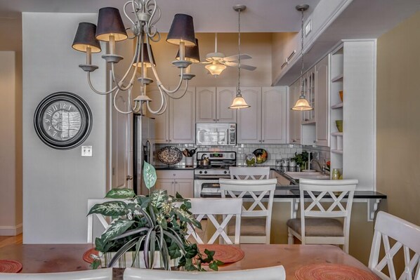 Deluxe Condo, 3 Bedrooms, Pool Access, City View | In-room dining